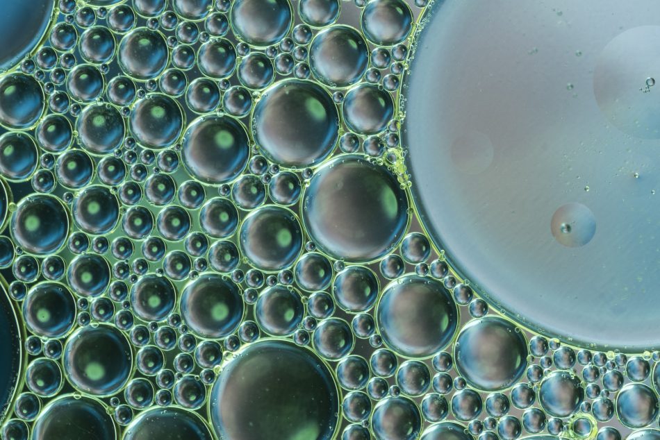 resume-des-bulles-d-air-dans-de-l-eau-gazeifiee-sur-fond-vert-fonce