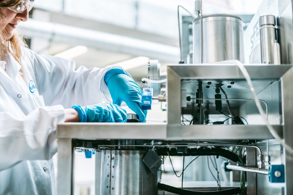 Extraction intensifiée par ultrasons, micro‑ondes et champs électriques pulsés